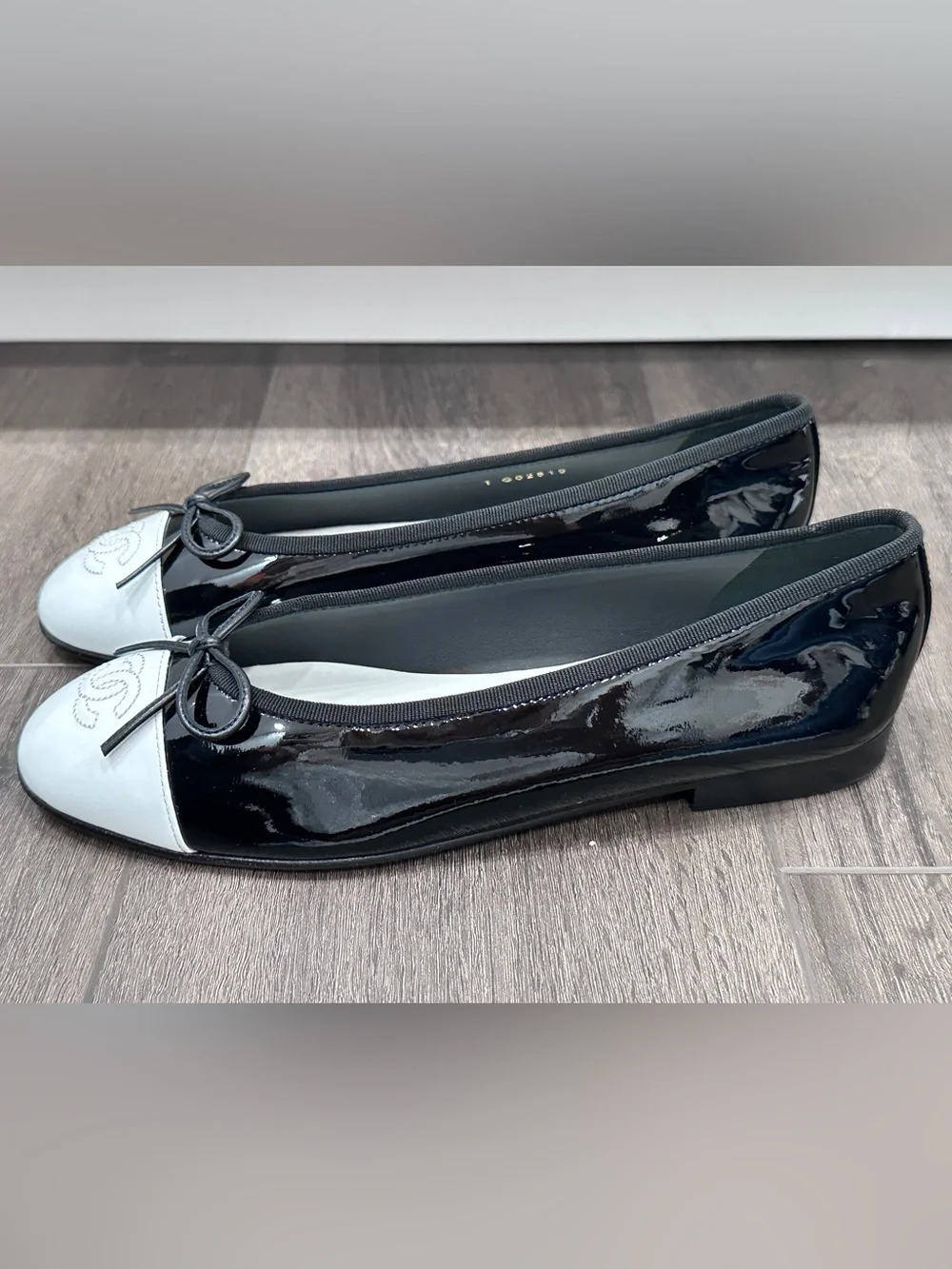 NEW 2026 CHANEL BLACK PATENT LEATHER WHITE CC LOGO CAPTOE BALLET FLATS 38.5C